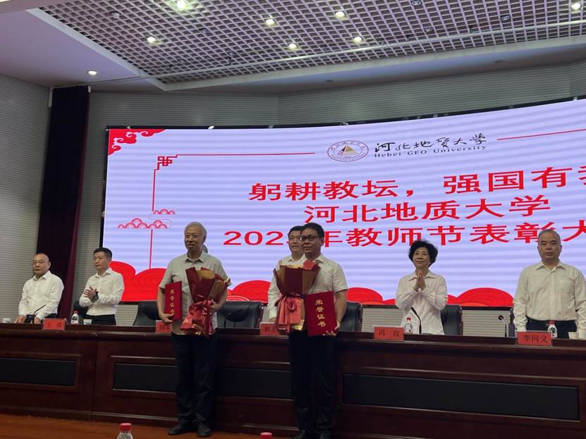 于开宁教授在2023年教师节表彰大会(左)